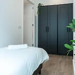 6-bed Aircon House Diaz 60m2, Many Bedrooms דירה טילבורג