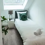 6-bed Aircon House Diaz 60m2, Many Bedrooms דירה *