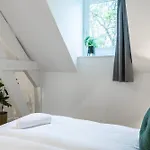 6-bed Aircon House Diaz 60m2, Many Bedrooms דירה טילבורג