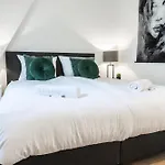 6-bed Aircon House Diaz 60m2, Many Bedrooms טילבורג