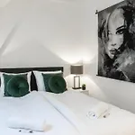 6-bed Aircon House Diaz 60m2, Many Bedrooms דירה *