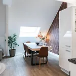 6-bed Aircon House Diaz 60m2, Many Bedrooms *