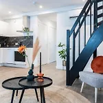 6-bed Aircon House Diaz 60m2, Many Bedrooms דירה טילבורג