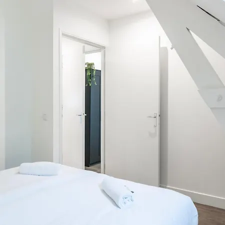 Daire 6-bed Aircon House Diaz 60m2, Many Bedrooms Tilburg