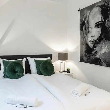 6-bed Aircon House Diaz 60m2, Many Bedrooms Appartement *
