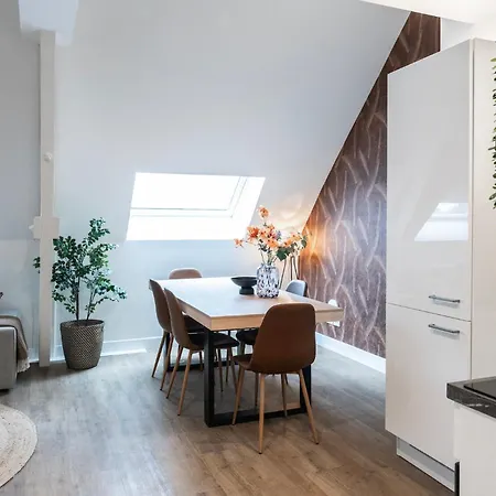 6-bed Aircon House Diaz 60m2, Many Bedrooms *