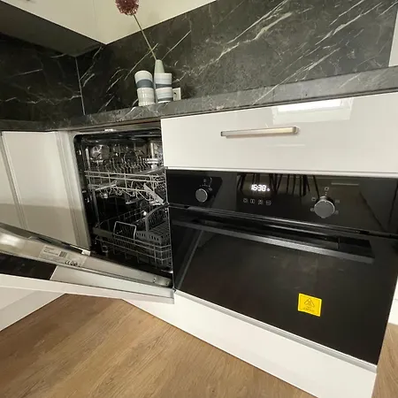 Apartment 6-bed Aircon House Diaz 60m2, Many Bedrooms *