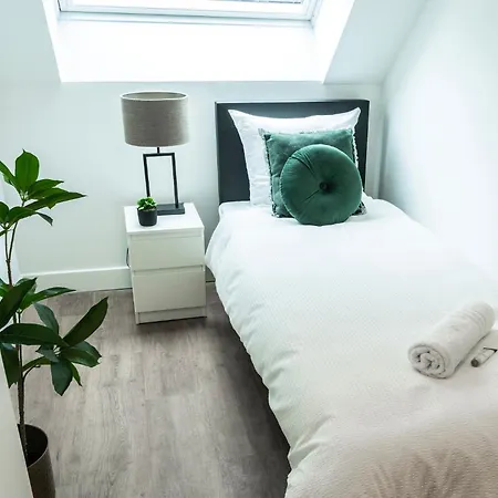 6-bed Aircon House Diaz 60m2, Many Bedrooms Apartment