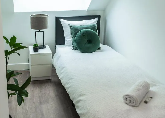 6-bed Aircon House Diaz 60m2, Many Bedrooms Apartman *