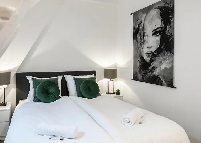 6-bed Aircon House Diaz 60m2, Many Bedrooms Apartman *