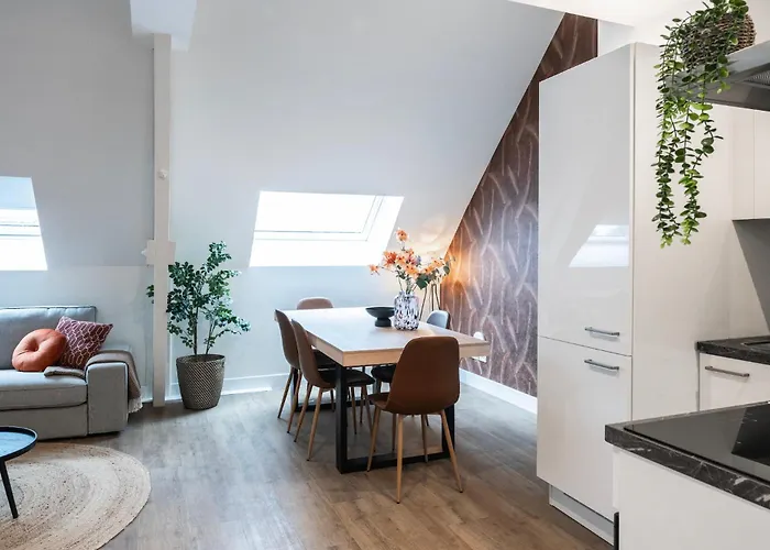 6-bed Aircon House Diaz 60m2, Many Bedrooms *