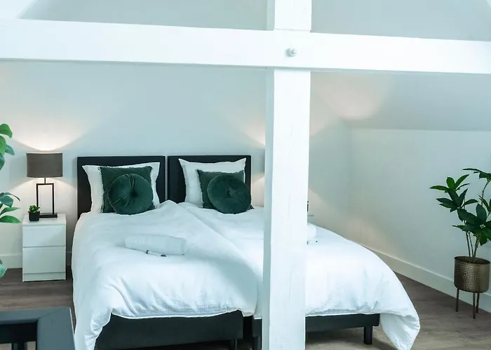 6-bed Aircon House Diaz 60m2, Many Bedrooms *