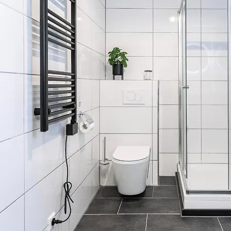 6-bed Aircon House Diaz 60m2, Many Bedrooms *