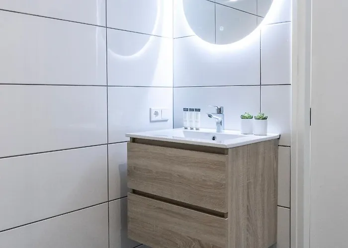 Apartment 6-bed Aircon House Diaz 60m2, Many Bedrooms *