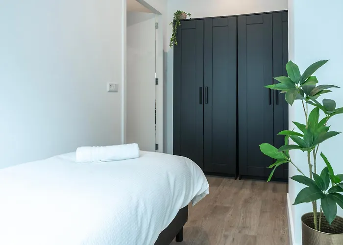 6-bed Aircon House Diaz 60m2, Many Bedrooms Apartment Tilburg