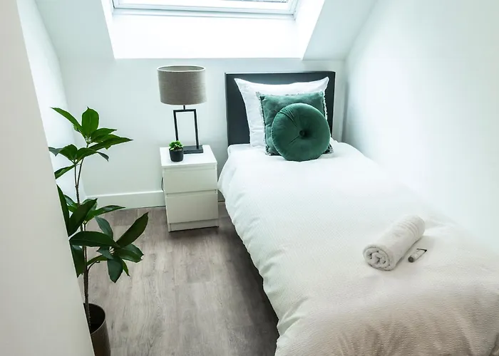 6-bed Aircon House Diaz 60m2, Many Bedrooms Apartment